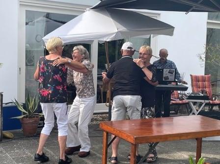05 Tuinparty dansen