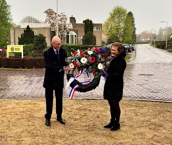 10 kranslegging 2021 door wethouder de Wildt