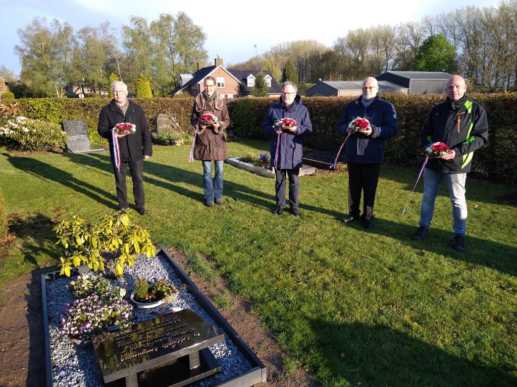 30 20210504 bloemen op oorlogsgraven Middel